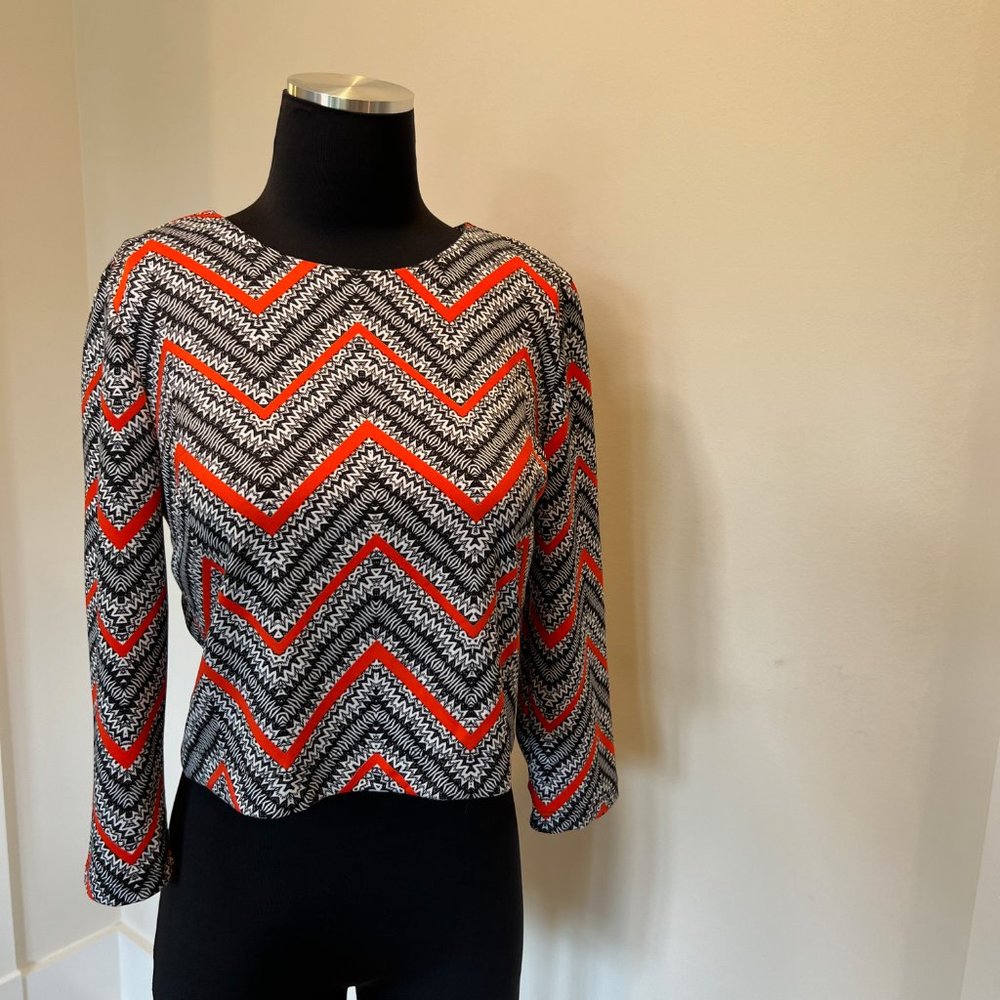 romeo+juliet cropped 3/4 sleeve chevron pattern red/black/white sz M